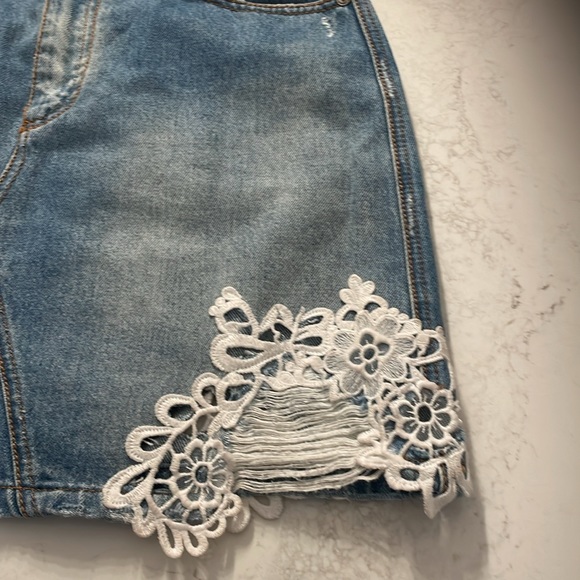 Ermanno Scervino distressed six 40 Jean Skirt with embroidered flowers - Picture 3 of 13